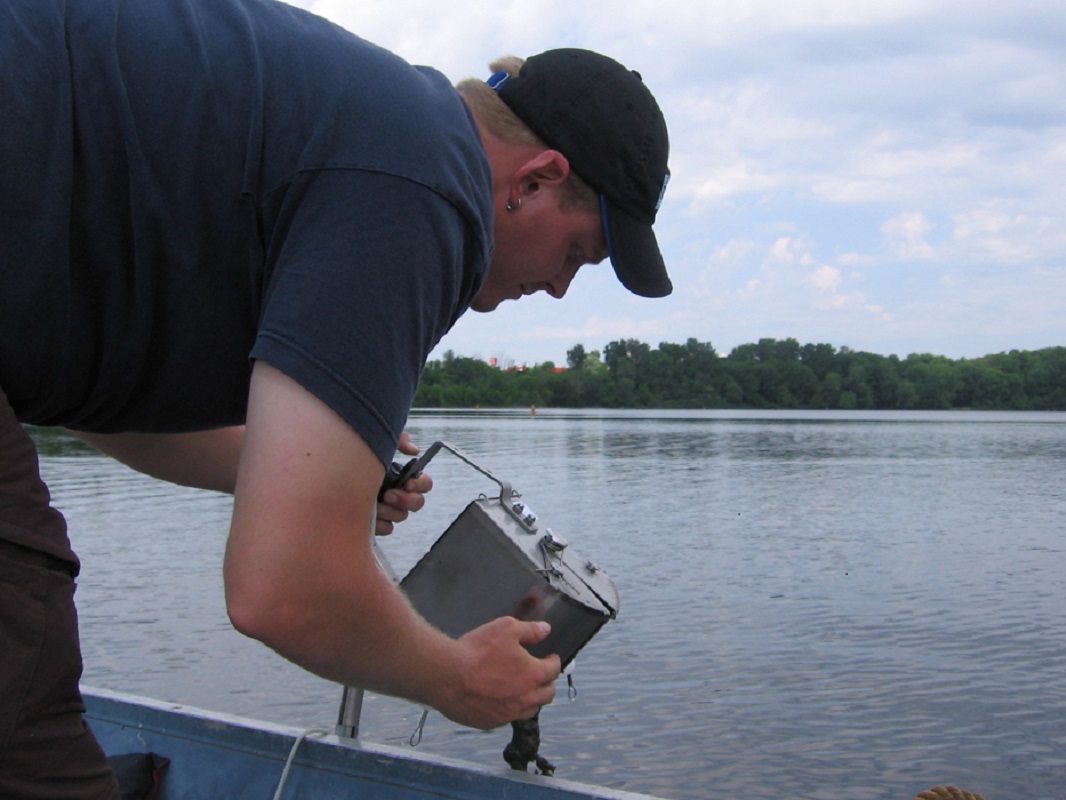 Sediment Sampling in Lac Leamy